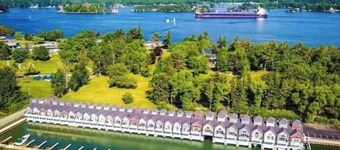 Gorgeous Townhouse & Boathouse in Cozy Carnegie Bay