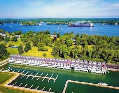 Gorgeous Townhouse & Boathouse in Cozy Carnegie Bay