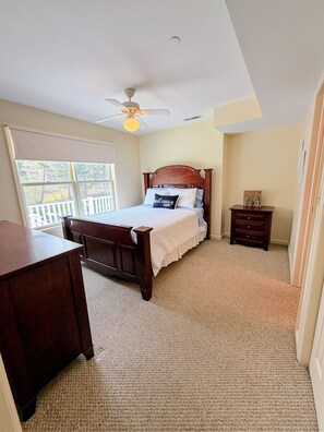 3 bedrooms, bed sheets - Gorgeous Townhouse & Boathouse in Cozy Carnegie Bay (Alexandria Bay)