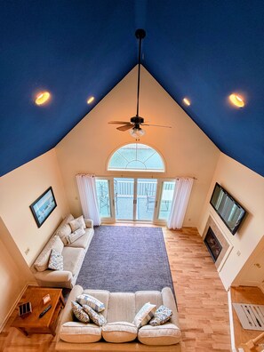 TV - Gorgeous Townhouse & Boathouse in Cozy Carnegie Bay (Alexandria Bay)