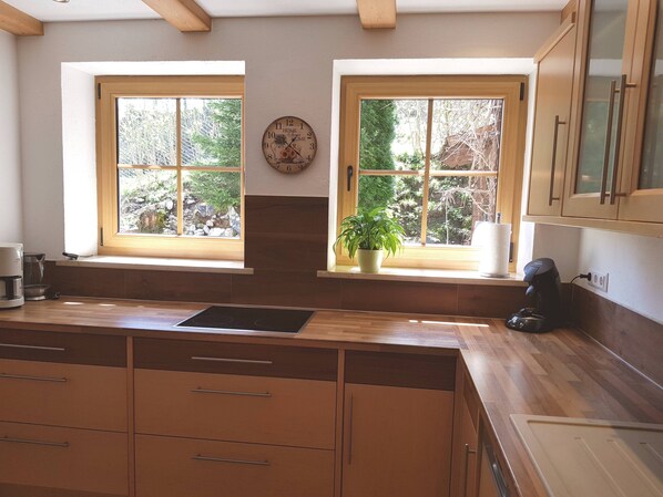 Kühlschrank, Ofen, Geschirrspüler, Wasserkocher mit Kaffee-/Teezubehör