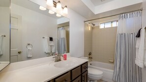 Ensemble douche/baignoire, sèche-cheveux, serviettes fournies