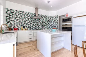 Casa de lujo | Cocina privada | Refrigerador con congelador, microondas, horno y parrilla de estufa 