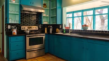 Maison Deluxe | Cuisine privée | Grand réfrigérateur, micro-ondes, four, plaque de cuisson
