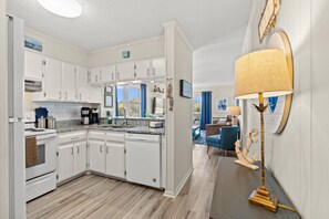 Kjøleskap, mikrobølgeovn, ovn og kokeplater