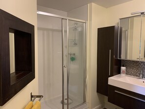 Departamento, 2 habitaciones | Baño | Tina con regadera y toallas 