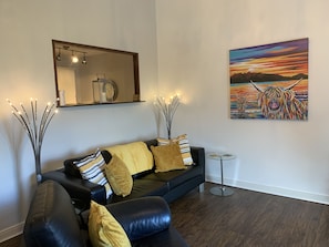 อพาร์ทเมนท์, 2 ห้องนอน | บริเวณนั่งเล่น | ทีวีจอแอลซีดี 32 นิ้ว พร้อมช่องเคเบิล, ทีวี