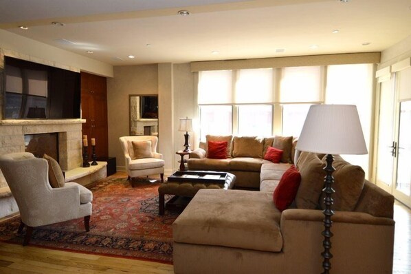 House (Aspen Obermeyer 102P) | Living room