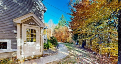 Wonderful Lower-Level Retreat with Full Kitchen & Free WiFi - Walk to Lifts