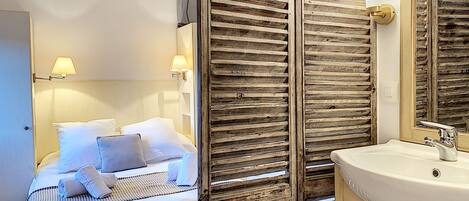 3 bedrooms, iron/ironing board, free WiFi