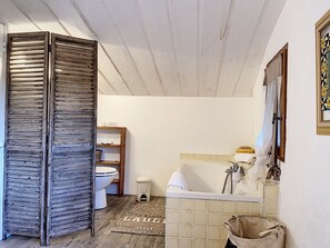 Bathtub, hair dryer - LE MASSIF TROPEZIEN (Le Plan-de-la-Tour)