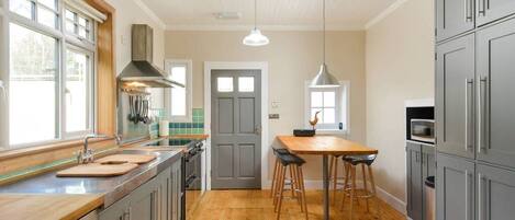 Kühlschrank, Mikrowelle, Ofen, Geschirrspüler