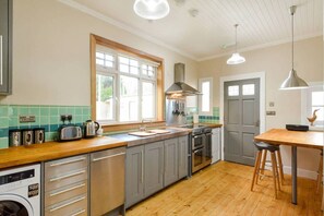 Réfrigérateur, four à micro-ondes, un four, lave-vaisselle