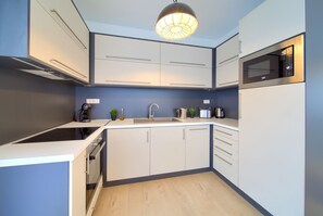 Kühlschrank, Mikrowelle, Ofen, Herdplatte