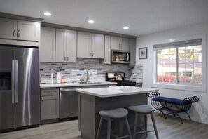 Fridge, microwave, oven, stovetop - A Luxurious Studio Retreat Awaits You (Los Angeles)