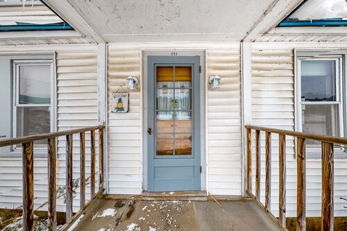 Cozy, Dog-Friendly Home w/ a Large Yard plus Free WiFi & a Private Washer/Dryer