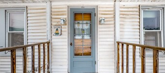 Cozy, Dog-Friendly Home w/ a Large Yard plus Free WiFi & a Private Washer/Dryer