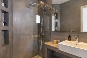 Douche, séchoir à cheveux, serviettes fournies, savon