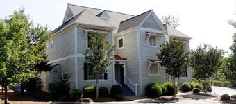 Quiet end home. Walk to Water Country, minutes to Busch Gardens, Pools & golf.