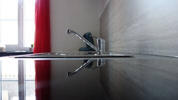 Refrigerador, microondas, parrilla de estufa y cafetera y tetera