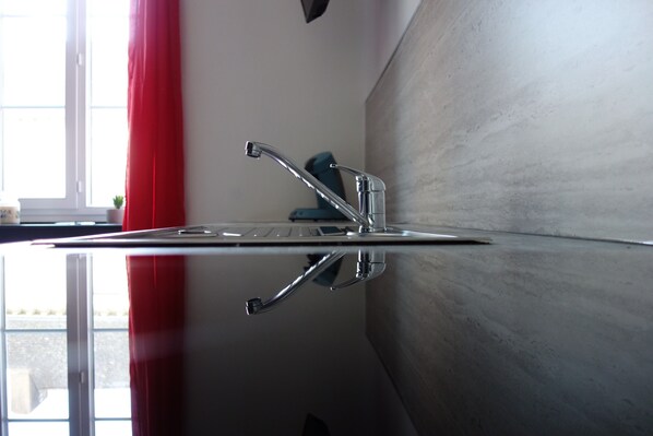 Fridge, microwave, stovetop, coffee/tea maker - 50 Nuances de Rouges - Sleep like at home (Châteaubriant)