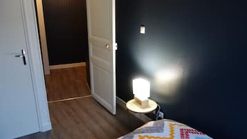 2 habitaciones, escritorio y ropa de cama