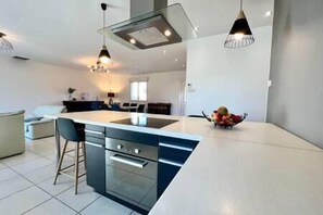 Kjøleskap, mikrobølgeovn, ovn og oppvaskmaskin