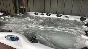 Un jacuzzi con panel de control y varios chorros.