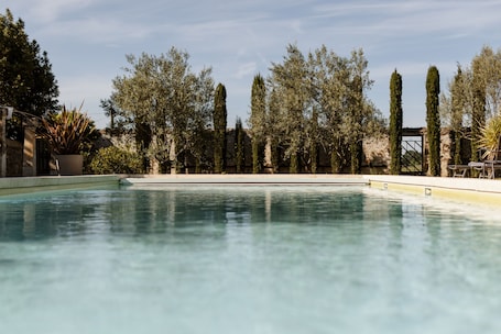 Piscine extérieure. Domaine de L'osage