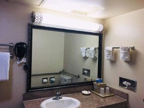 Ducha y bañera combinadas, secador de pelo, jabón y papel higiénico