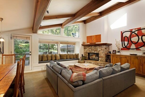 Ferienhaus (Aspen Black Swan B) | Wohnzimmer | Stereoanlage, Arbeitsbereiche, Drucker