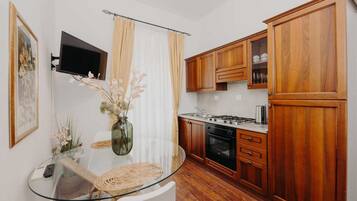 Fridge, oven, toaster, cookware/dishes/utensils