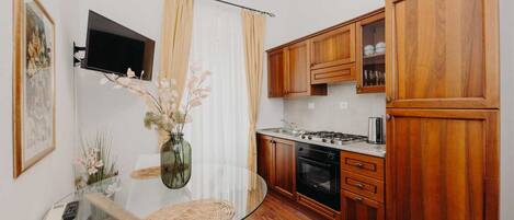 Kühlschrank, Ofen, Toaster, Kochgeschirr/Geschirr/Besteck