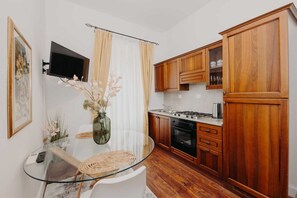Fridge, oven, toaster, cookware/dishes/utensils