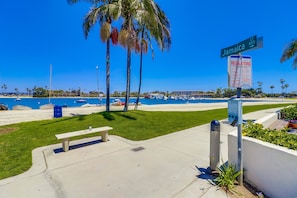 Beach nearby, sun-loungers, beach towels
