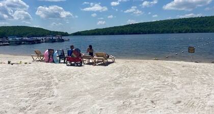 5 Bd Rm, private hot tub. Minutes to the slopes-JF and BB! Make great memories!