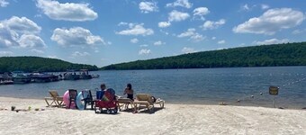 5 Bd Rm, private hot tub. Minutes to the slopes-JF and BB! Make great memories!