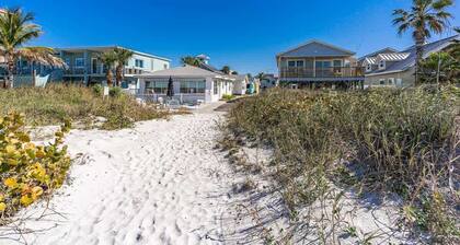 Canary Beach Cottage - steps to the sand!