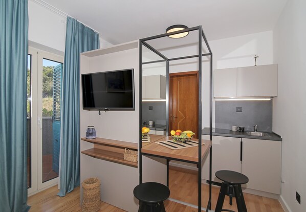 Kühlschrank, Mikrowelle, Herdplatte, Toaster