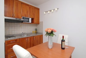 Køleskab, mikrobølgeovn, kogeplade, brødrister