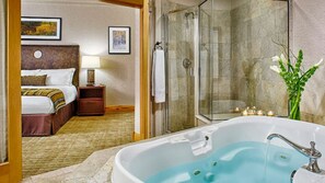 Een bad/douchecombinatie, een haardroger, handdoeken, zeep