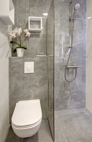 Haartrockner, Handtücher, Seife, Shampoo