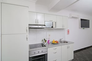 Réfrigérateur, four à micro-ondes, un four, surface de cuisson