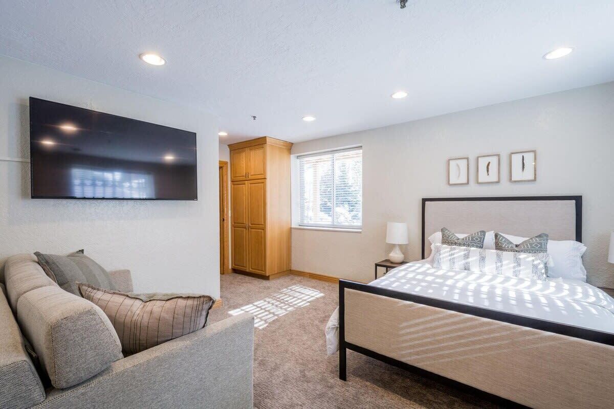 9 bedrooms, iron/ironing board, WiFi, bed sheets