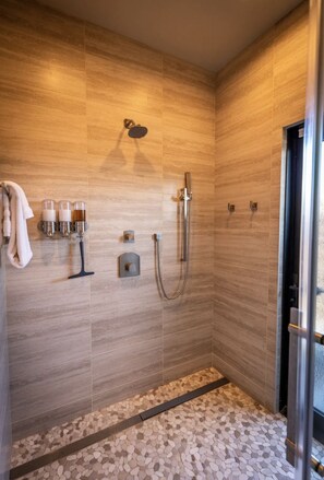 Combined shower/bathtub, jetted bath, hair dryer, towels - Ultimate Luxury Resort Vacation- Island Oasis Villa has a lap pool and minature golf course (Kamuela)