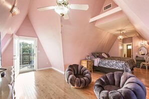 3 bedrooms, desk, iron/ironing board, travel cot - Unique Bayou Waterfront Whimsical home in family neighbor (Slidell)