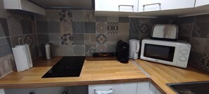 Réfrigérateur, four à micro-ondes, un four, surface de cuisson