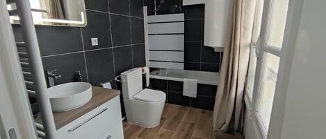 Baignoire, sĂšche-cheveux, serviettes fournies, papier toilette