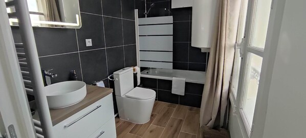 Badewanne, Haartrockner, Handtücher, Toilettenpapier