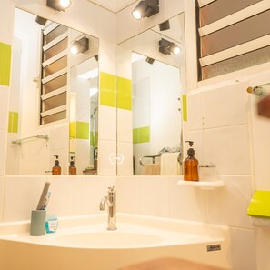 Douche, serviettes fournies, papier toilette